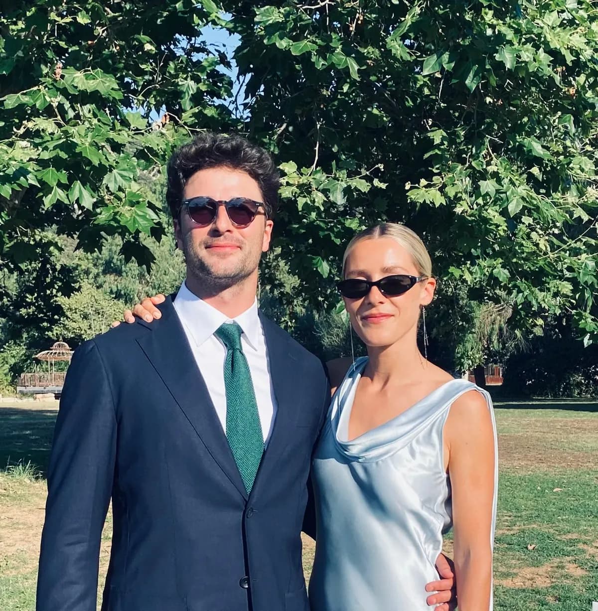 Louise et Victor sous les arbres