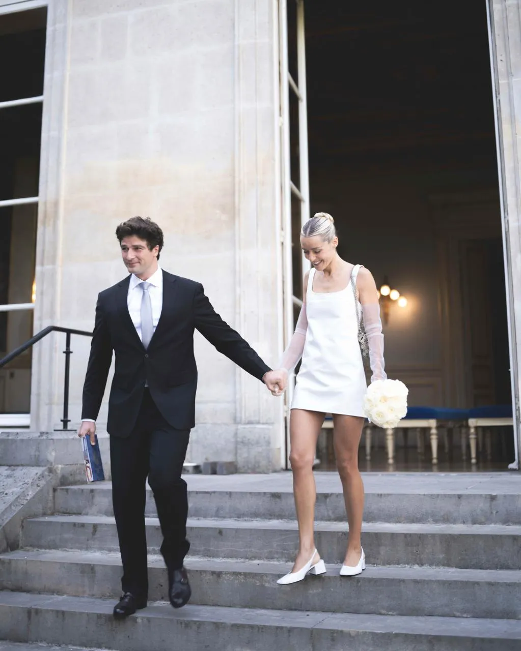Louise et Victor descendant les marches de la mairie