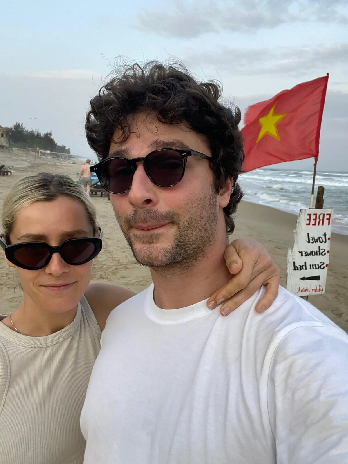 Louise et Victor sur la plage