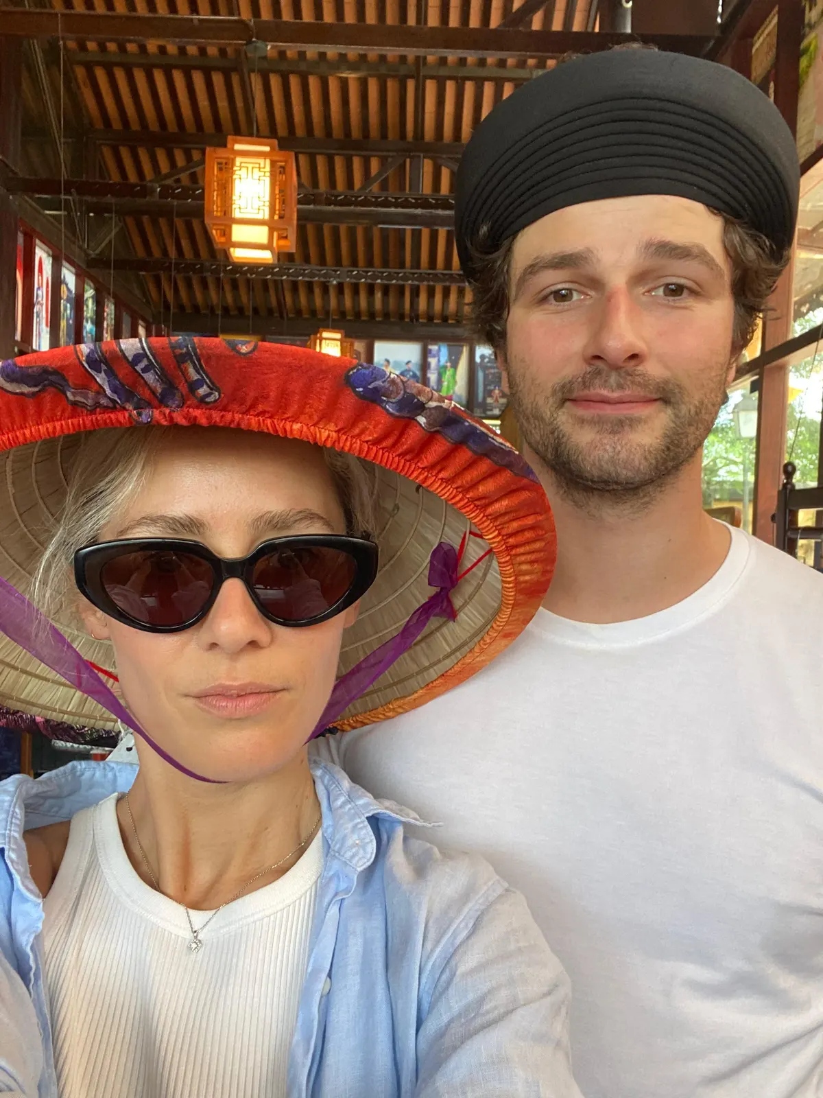Louise et Victor en voyage, chapeau conique et turban