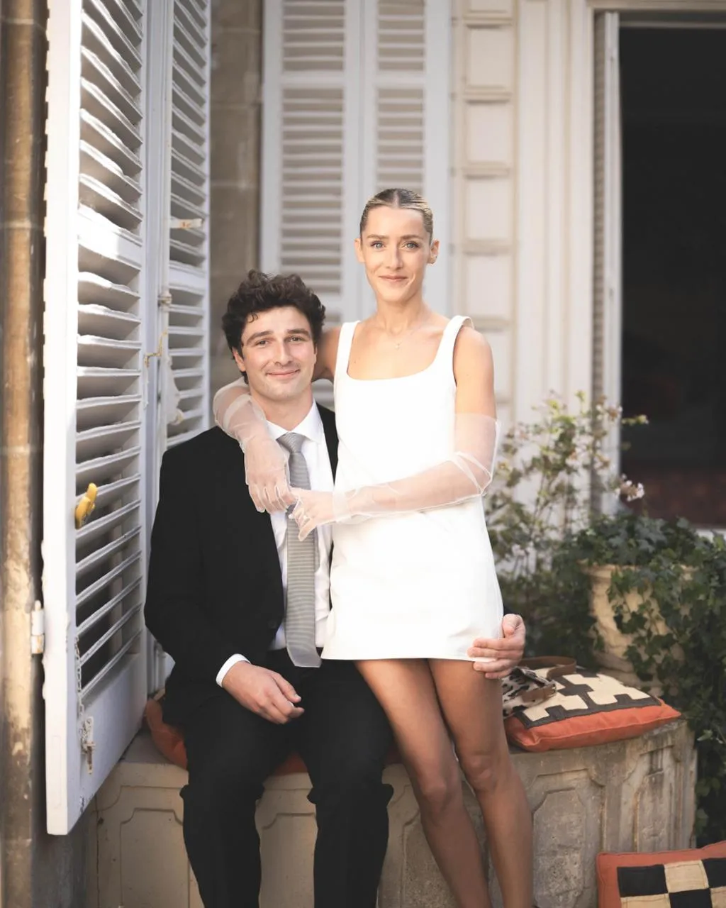 Louise et Victor devant les volets blancs
